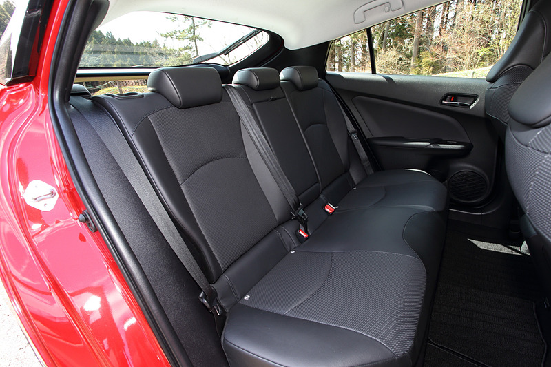 インテリアではインパネのエレクトロシフトマチック周辺やフロントコンソールトレイなどをホワイトからブラックに変更。「Aプレミアム」のフロントシートにはシートベンチレーション機能を設定した。また、全車で専用通信機であるDCM（Data Communication Module）に標準装備し、ディーラーオプションの「T-Connectナビ」と組み合わせることで「コネクティッドサービス」が利用できるようになる。そのほかオプション設定となるqi（チー）対応の「おくだけ充電」のスペースも拡大している