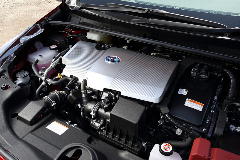 直列4気筒DOHC 1.8リッターエンジン「2ZR-FXE」は最高出力72kW（98PS）/5200rpm、最大トルク142Nm（14.5kgfm）3600rpmを発生。39.0km/Lという最良燃費を示す「E」グレードをのぞく2WDモデルのJC08モード燃費は37.2km/L。4WD（E-Four）モデルは34.0km/Lとなっている