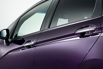 クロームメッキ加飾のアウタードアハンドルとサイドシルモールはHYBRID Z Honda SENSING専用