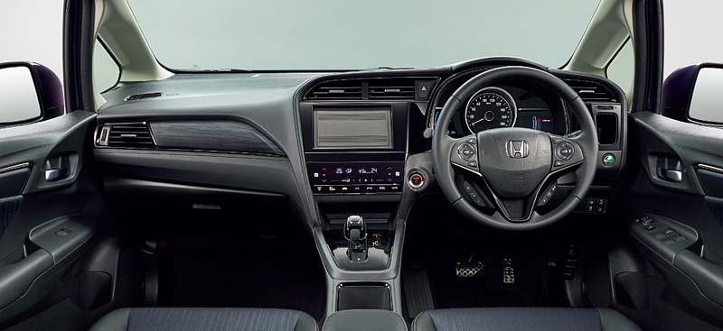 シフトセレクターやエアコン吹き出し口などが従来のシルバーからピアノブラックに変更されたHYBRID Z Honda SENSINGのインテリア