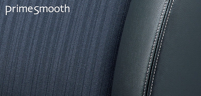 シートカラーはネイビーブラックで、表皮はダブルステッチの「プライムスムース×ファブリック」コンビシート