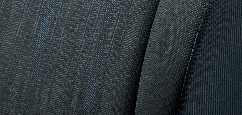 ブラックのファブリックシートを採用する