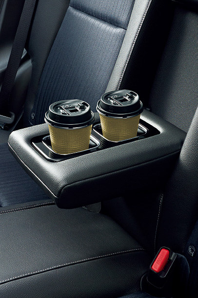 「リアセンターアームレスト」に2個分のドリンクホルダーを新設