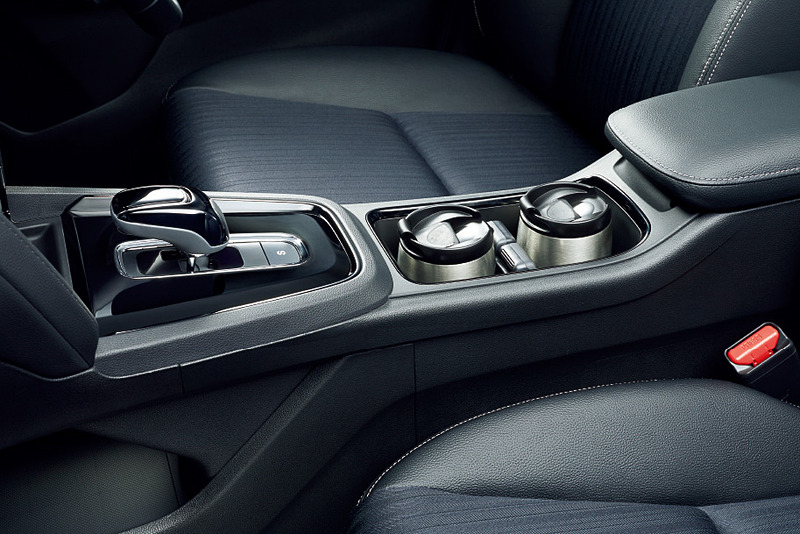 フロントシート間にある「ハイデッキセンターコンソール」のドリンクホルダーは深さを2段階に変更可能。長いペットボトルからコンビニエンスストアなどで販売しているペーパーカップのコーヒーなどに幅広く対応する