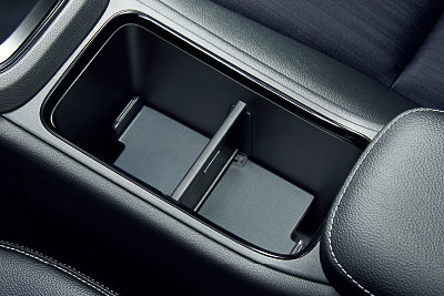 フロントシート間にある「ハイデッキセンターコンソール」のドリンクホルダーは深さを2段階に変更可能。長いペットボトルからコンビニエンスストアなどで販売しているペーパーカップのコーヒーなどに幅広く対応する