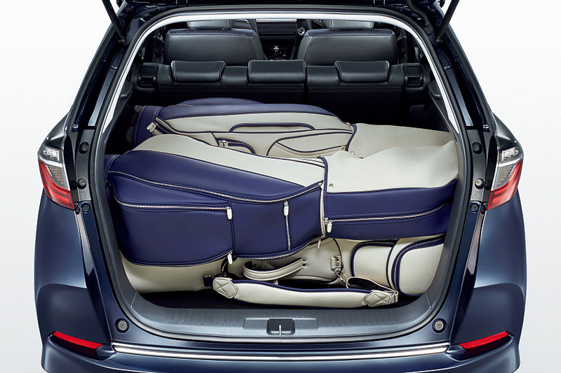 定員乗車時でも9.5型のゴルフバッグ4個を横積み可能