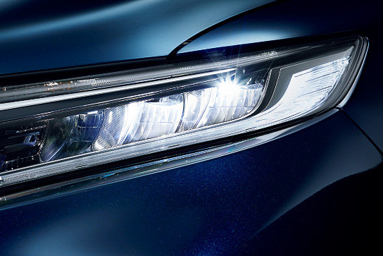 「LEDヘッドライト」にヘッドライトのハイビームとロービームを自動的に切り替える「オートハイビーム」を追加