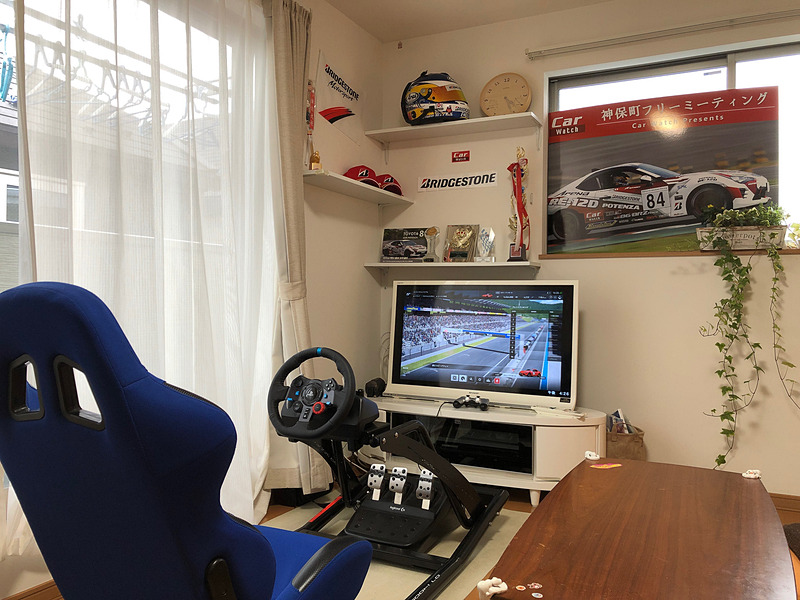 「GR Supra GT Cup」参戦に向けて、わが家のリビングに設置したプレイステーションブース（笑）。気分を盛り上げるため、これまでの優勝トロフィーやパネルを飾って見ました
