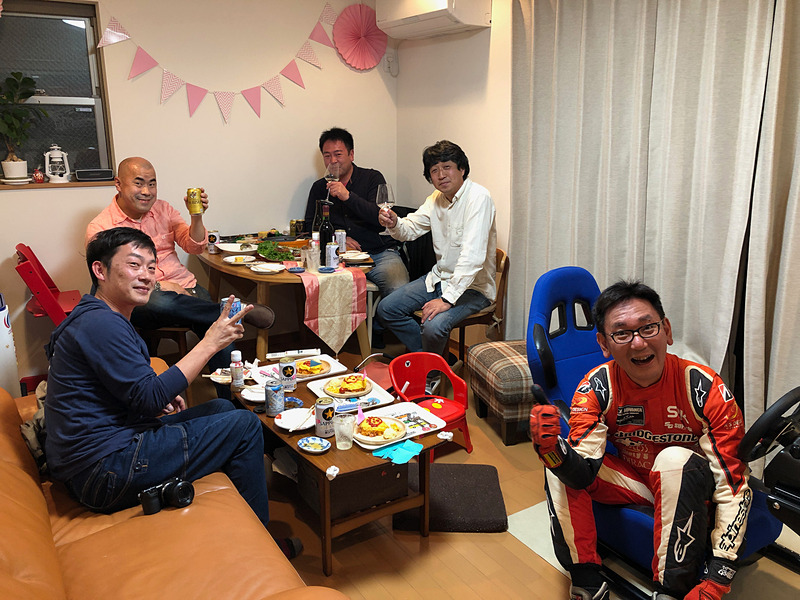 いよいよ19時からの予選開始直前。こんな感じで、飲みながらみんなでレースを見守ります。実際にはドライバーの運転をこんなに近くで見ることはできないし、コース走行中に会話もできないので、それができるのが面白いですね