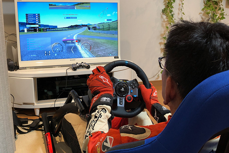 画面の中に再現された富士スピードウェイは、かなりリアル。でもバックミラーはあるけどサイドミラーがないので、そのあたりはちょっと感覚が違うのか、けっこう接触事故がありました。部屋の温度は快適だし、走っていてGがかかるわけでもないんですが、汗かくくらいの運動量にはなっているようです（笑）