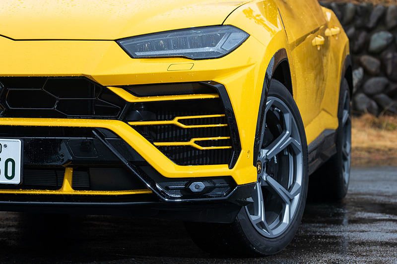 エクステリアでは「カウンタック」で初採用された斜めのフードラインがボンネットに描かれるほか、Y字形のフロントエアインテーク、Y字形のLEDヘッドライト＆テールランプ、ランボルギーニ・レースカーにインスパイアされたリアディフューザーなどを採用。足下は22インチホイールとピレリ「P ZERO」の組み合わせで、ブレーキシステムにはカーボン・セラミック・ブレーキ（CCB）を標準装備。キャリパーはフロントがアルミニウム製の10ピストン、リアが鋳鉄製の6ピストンを採用