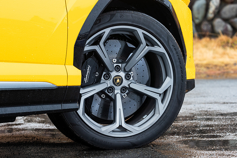 エクステリアでは「カウンタック」で初採用された斜めのフードラインがボンネットに描かれるほか、Y字形のフロントエアインテーク、Y字形のLEDヘッドライト＆テールランプ、ランボルギーニ・レースカーにインスパイアされたリアディフューザーなどを採用。足下は22インチホイールとピレリ「P ZERO」の組み合わせで、ブレーキシステムにはカーボン・セラミック・ブレーキ（CCB）を標準装備。キャリパーはフロントがアルミニウム製の10ピストン、リアが鋳鉄製の6ピストンを採用