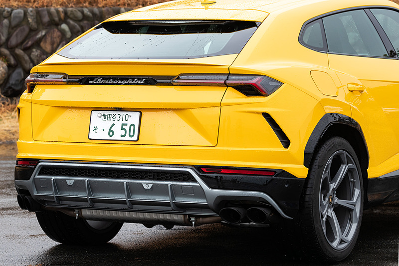 エクステリアでは「カウンタック」で初採用された斜めのフードラインがボンネットに描かれるほか、Y字形のフロントエアインテーク、Y字形のLEDヘッドライト＆テールランプ、ランボルギーニ・レースカーにインスパイアされたリアディフューザーなどを採用。足下は22インチホイールとピレリ「P ZERO」の組み合わせで、ブレーキシステムにはカーボン・セラミック・ブレーキ（CCB）を標準装備。キャリパーはフロントがアルミニウム製の10ピストン、リアが鋳鉄製の6ピストンを採用