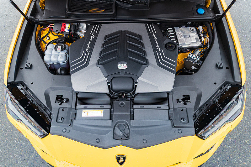 V型8気筒4.0リッターツインターボエンジンは、最高出力478kW（650HP）/6000rpm、最大トルク850Nm/2250-4500rpmを発生。0-100km/h加速は3.6秒