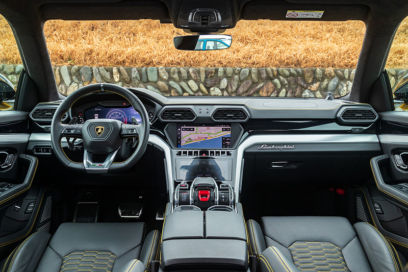 レザー、アルカンターラ、アルミニウム、カーボンファイバー、ウッドなどの高品質素材を用いたインテリア。ウルスの走行モードはオンロード向けの「STRADA」「SPORT」「CORSA」が基本で、撮影車はオプション設定の「SABBIA（砂漠）」「TERRA（オフロード）」「NEVE（雪上）」も付いていた