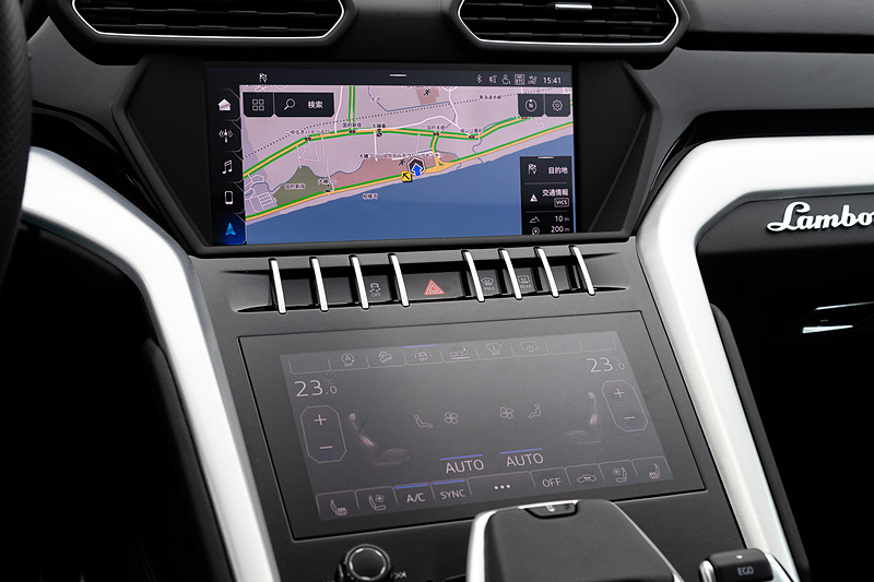 センターコンソールの上部はエンターテインメントを中心とした情報表示を、下部はエアコンのコントロールが行なえる2つのタッチパネルディスプレイを搭載。撮影車の後席は2名乗車仕様（標準は3人乗車仕様）
