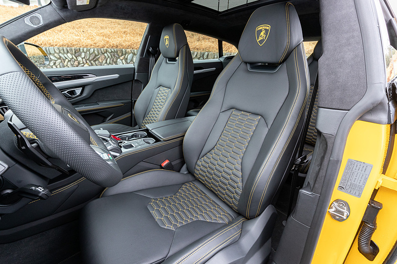 センターコンソールの上部はエンターテインメントを中心とした情報表示を、下部はエアコンのコントロールが行なえる2つのタッチパネルディスプレイを搭載。撮影車の後席は2名乗車仕様（標準は3人乗車仕様）