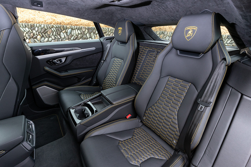 センターコンソールの上部はエンターテインメントを中心とした情報表示を、下部はエアコンのコントロールが行なえる2つのタッチパネルディスプレイを搭載。撮影車の後席は2名乗車仕様（標準は3人乗車仕様）