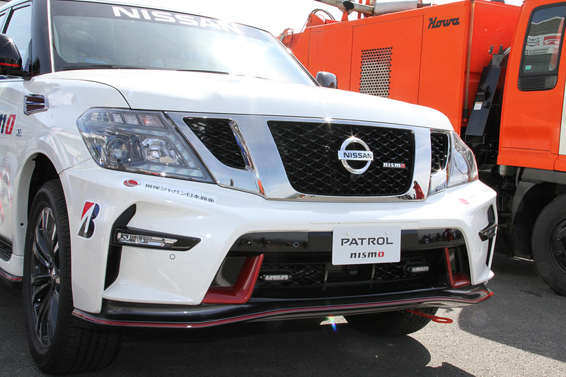 エクステリアの随所にNISMOモデルであることが分かる赤い加飾が施される。足まわりはレイズ製22インチホイールにブリヂストン「DUELER H/T」（275/50R22）の組み合わせ