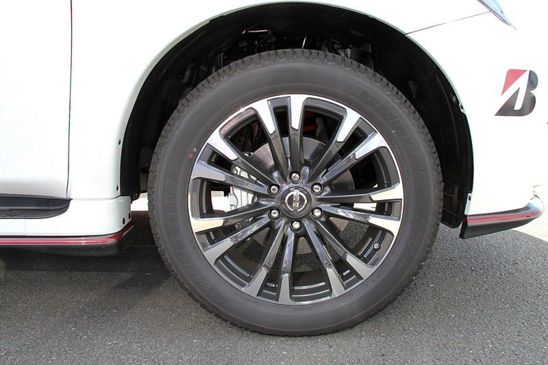 エクステリアの随所にNISMOモデルであることが分かる赤い加飾が施される。足まわりはレイズ製22インチホイールにブリヂストン「DUELER H/T」（275/50R22）の組み合わせ