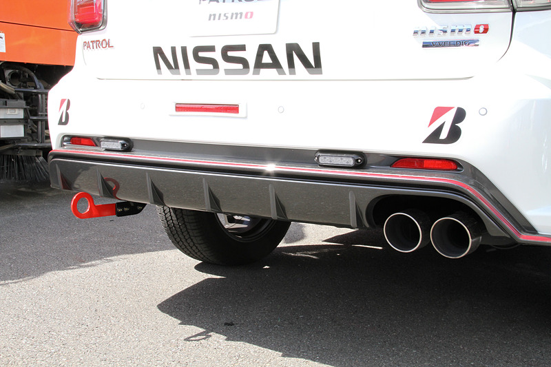 エクステリアの随所にNISMOモデルであることが分かる赤い加飾が施される。足まわりはレイズ製22インチホイールにブリヂストン「DUELER H/T」（275/50R22）の組み合わせ