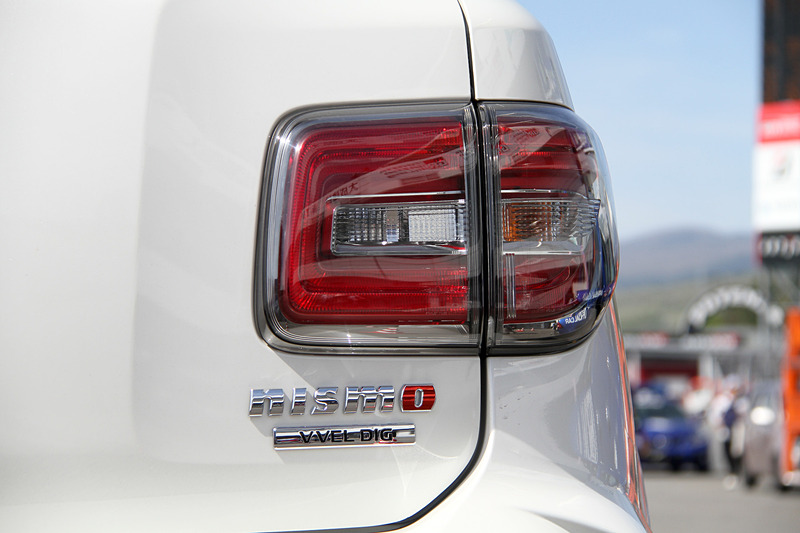 エクステリアの随所にNISMOモデルであることが分かる赤い加飾が施される。足まわりはレイズ製22インチホイールにブリヂストン「DUELER H/T」（275/50R22）の組み合わせ