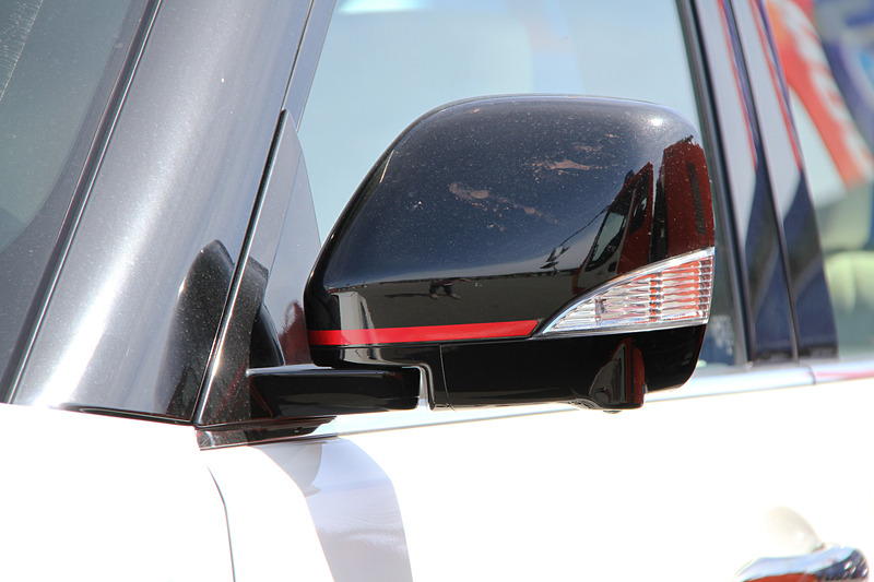 エクステリアの随所にNISMOモデルであることが分かる赤い加飾が施される。足まわりはレイズ製22インチホイールにブリヂストン「DUELER H/T」（275/50R22）の組み合わせ