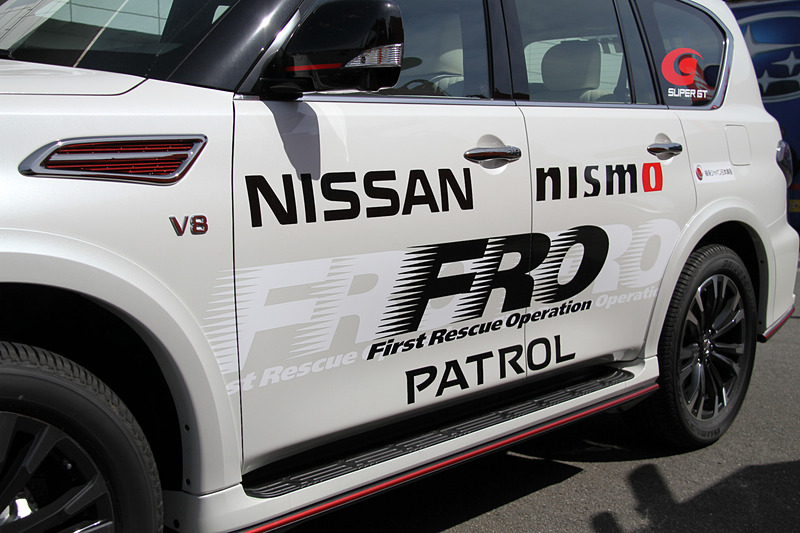 エクステリアの随所にNISMOモデルであることが分かる赤い加飾が施される。足まわりはレイズ製22インチホイールにブリヂストン「DUELER H/T」（275/50R22）の組み合わせ