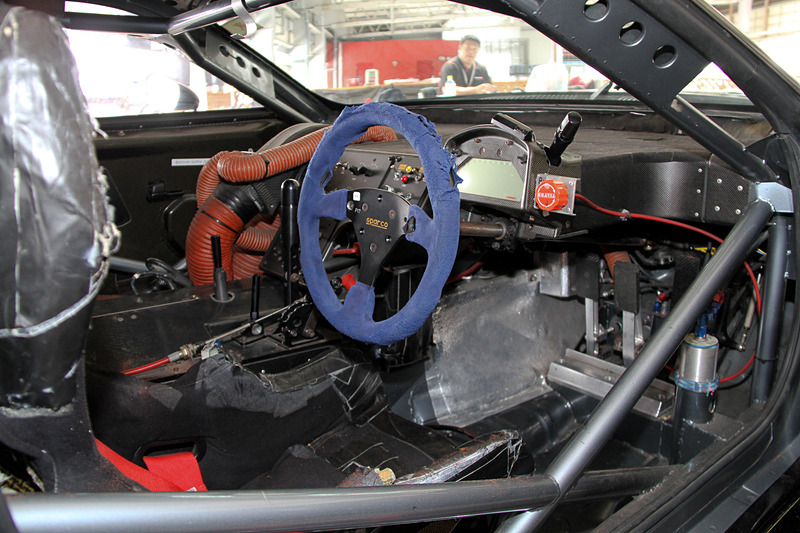 コンディションは使用していた当時のままということで、シートなど内装は随所に古さを感じさせるもの。助手席に無造作に置かれたダクトは一体？