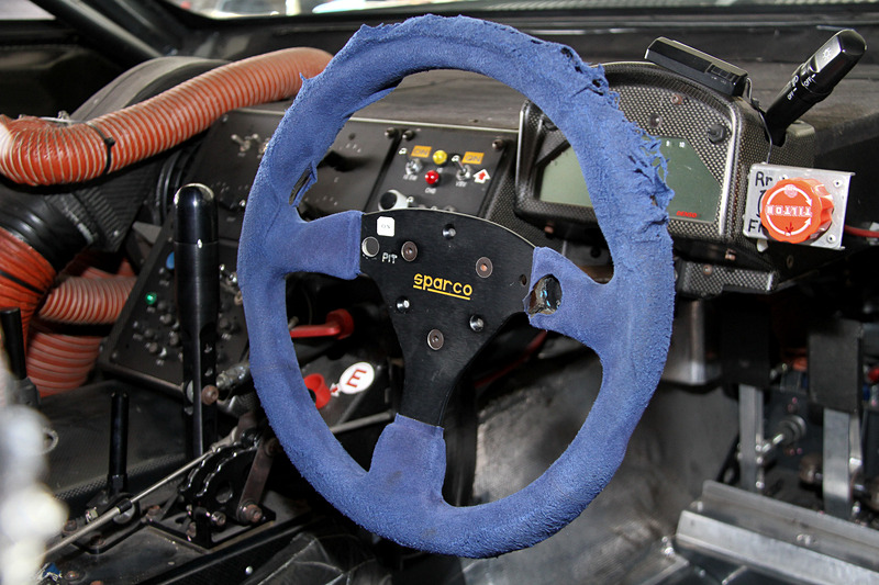 コンディションは使用していた当時のままということで、シートなど内装は随所に古さを感じさせるもの。助手席に無造作に置かれたダクトは一体？