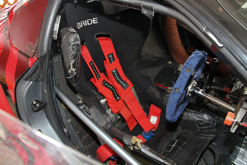 コンディションは使用していた当時のままということで、シートなど内装は随所に古さを感じさせるもの。助手席に無造作に置かれたダクトは一体？