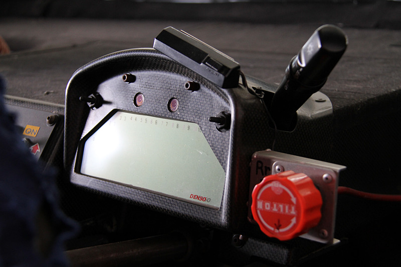 コンディションは使用していた当時のままということで、シートなど内装は随所に古さを感じさせるもの。助手席に無造作に置かれたダクトは一体？