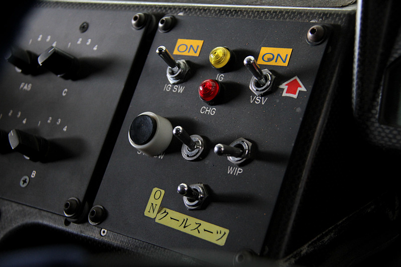 コンディションは使用していた当時のままということで、シートなど内装は随所に古さを感じさせるもの。助手席に無造作に置かれたダクトは一体？