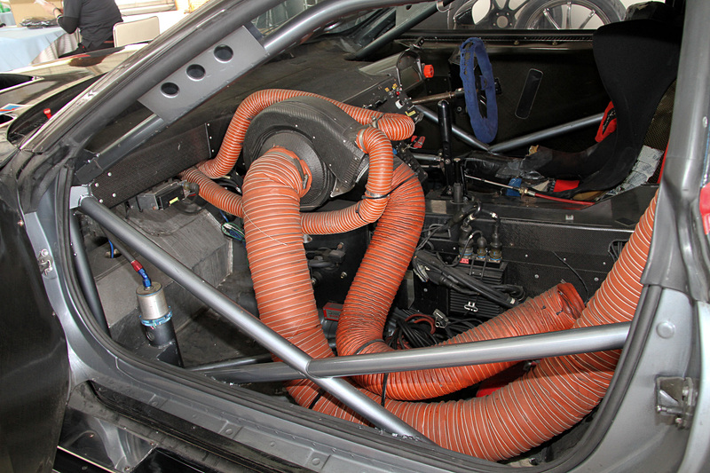 コンディションは使用していた当時のままということで、シートなど内装は随所に古さを感じさせるもの。助手席に無造作に置かれたダクトは一体？