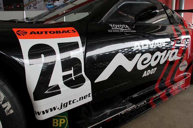 赤×黒のアドバンカラーを用いたADVANスープラ。ゼッケンも25