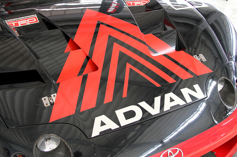 赤×黒のアドバンカラーを用いたADVANスープラ。ゼッケンも25