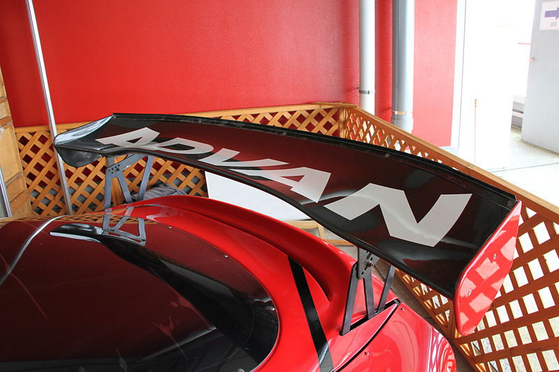 赤×黒のアドバンカラーを用いたADVANスープラ。ゼッケンも25