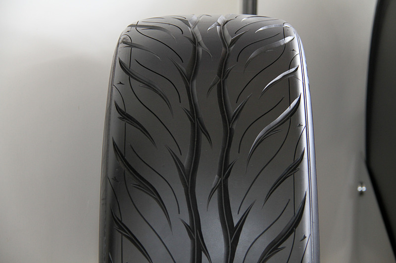 ADVANスープラの横にはADVAN NEOVAのコンセプトモデル、ADVAN NEOVA AD08Rも展示されていた