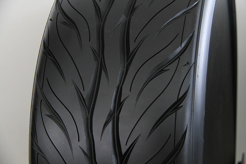 ADVANスープラの横にはADVAN NEOVAのコンセプトモデル、ADVAN NEOVA AD08Rも展示されていた