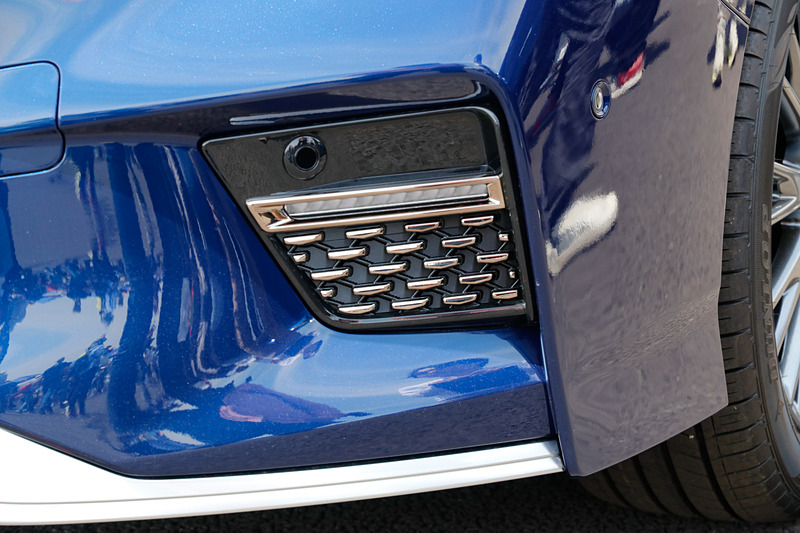 ノート NISMOと共通のデザインながら、ボトム部分をシルバーでまとめ、ブラッククロームを採用することで落ち着きのあるプレミアムなフロントまわり