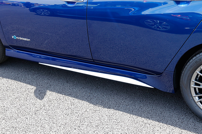 サイドステップもボトム部分をシルバーとすることで統一感を出す