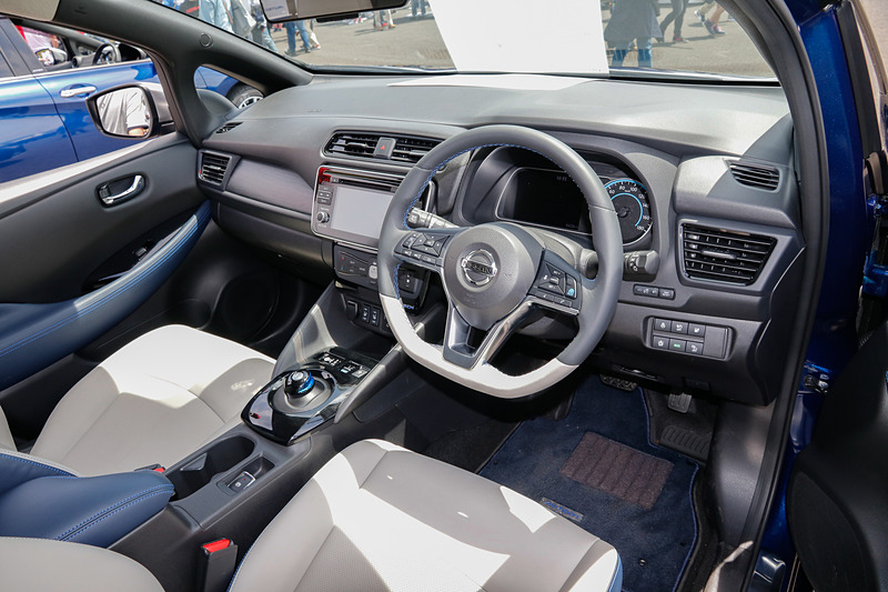 ステアリングの一部にもストーンホワイトレザーが用いられる