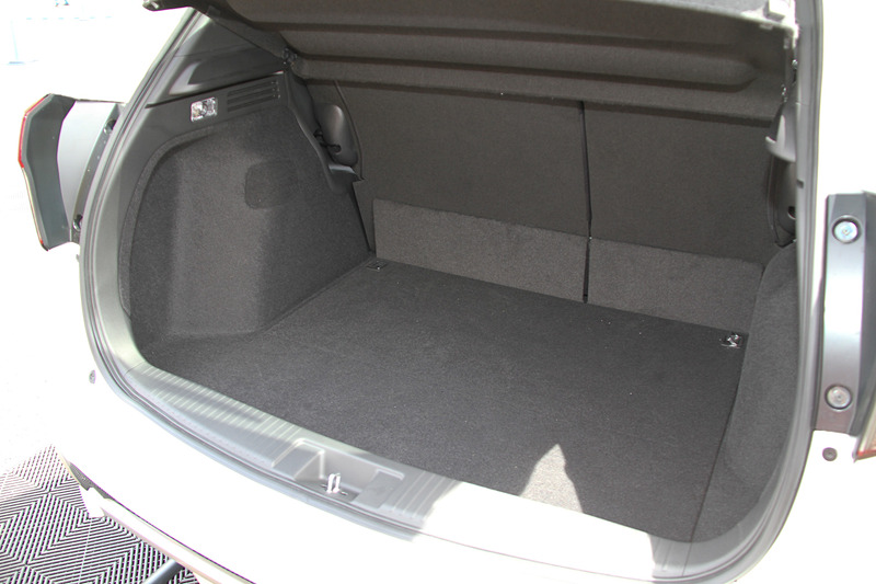 インテリアではヘッドレスト一体型のカスタマイズシートなどが専用装備になる