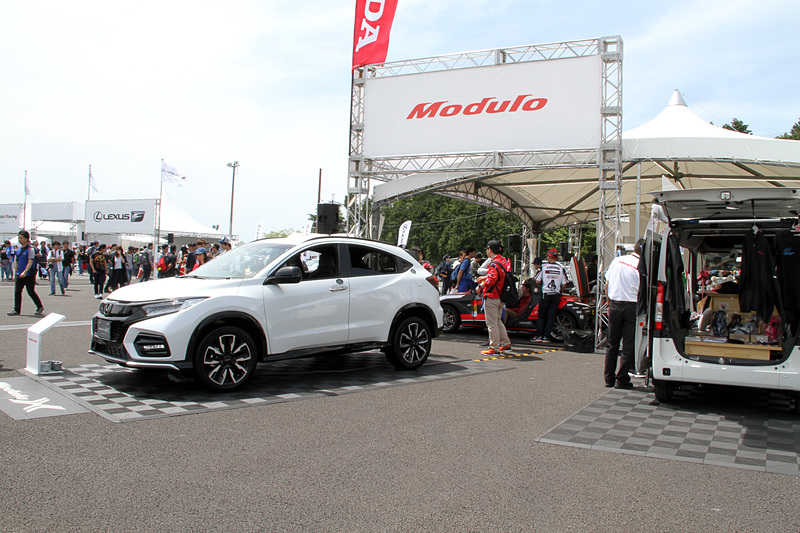 コンセプトモデル「ヴェゼル Modulo X」が展示されるホンダブース