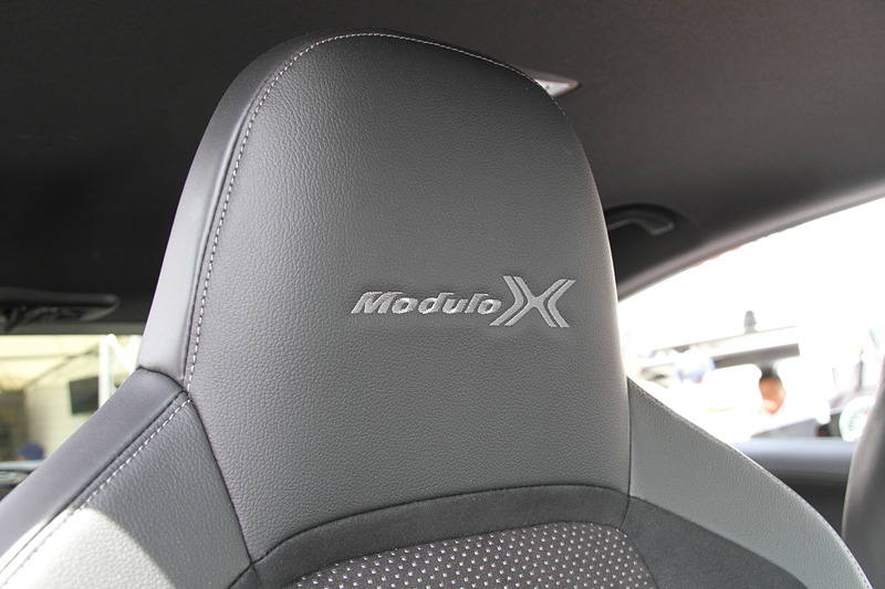 インテリアではヘッドレスト一体型のカスタマイズシートなどが専用装備になる