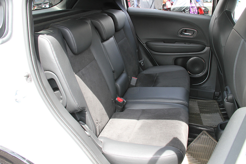 インテリアではヘッドレスト一体型のカスタマイズシートなどが専用装備になる