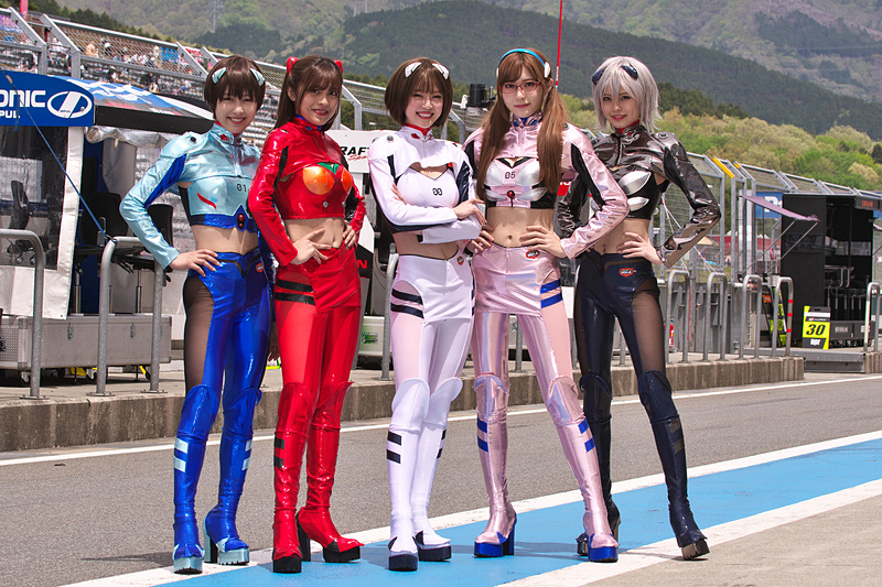 チームに華を添えるレースクイーン