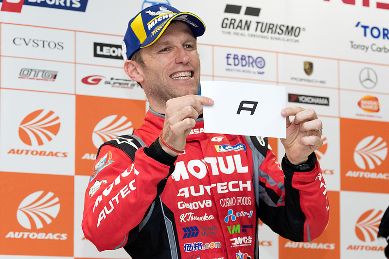 GT500のポールタイムをマークしたロニー・クインタレッリ選手が明日のタイヤを抽選。Aを引き、Q1で使ったタイヤが明日のレースで使われる