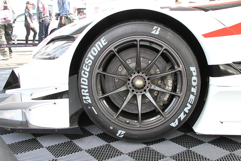 本物のSUPER GTマシンと同様のホイールやブレーキが見られる