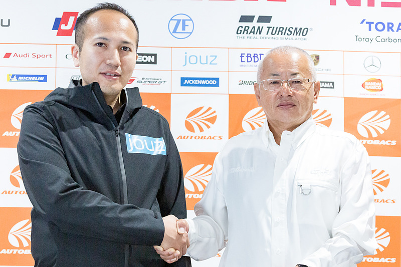 坂東氏と握手を交わすジョウズ・ジャパン株式会社 事業開発本部 渡辺順一氏